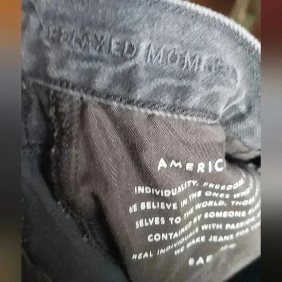 American Eagle mom jeans womens size 4 short faded black destressed - Picture 4 of 4